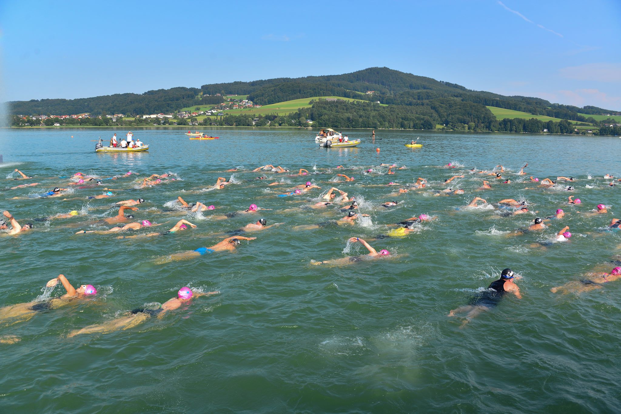 Zum Schwimmen gehörten Badehose oder Badeanzug!