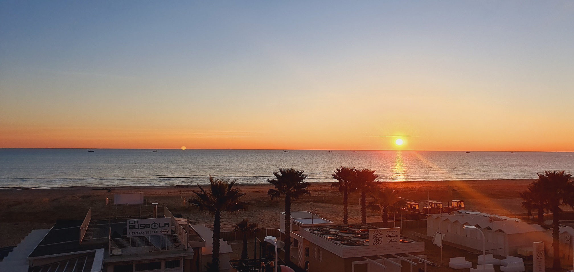 Das Hotel Adlon liegt dierekt am Meer